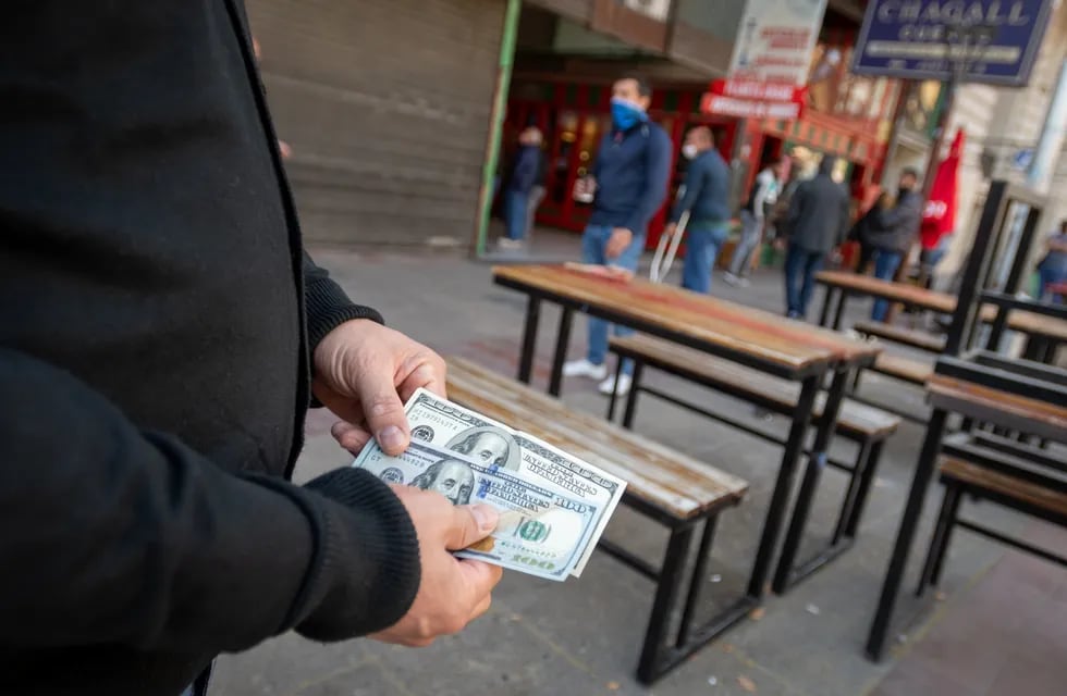 Comprar dólares en la bolsa ya no es una opción más rentable que el "blue", pero sí, una alternativa legal para ahorrar en esa moneda. Foto: Ignacio Blanco / Los Andes