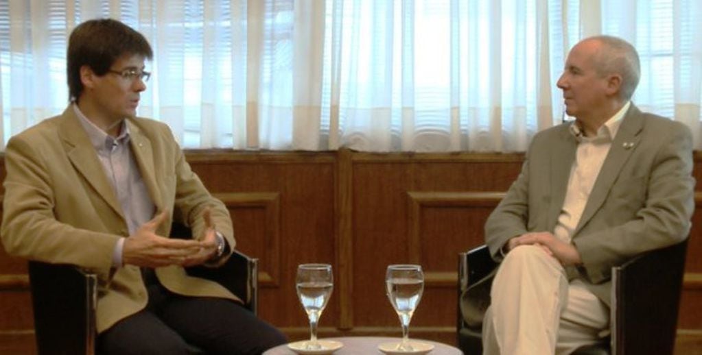 Carlos Martínez Cinca, entrevistado por el vicerrector de la UNCUYO, Jorge Barón.