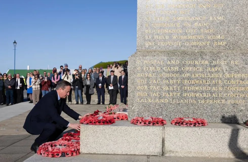 David Cameron visitó las Islas Malvinas y reafirmó que las “protegerán” mientras los isleños quiera seguir bajo control británico