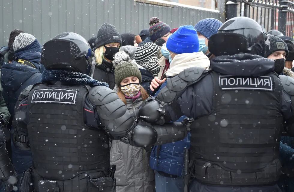Cientos de personas fueron detenidas en medio de las protestas que exigían la liberación del opositor Alexei Navalny. AP
