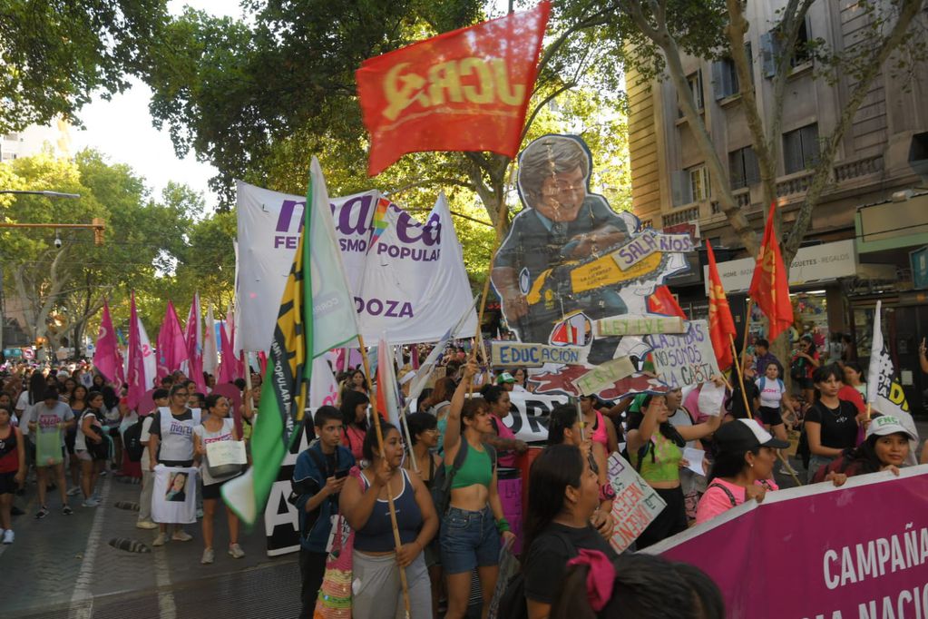 Mujeres marcharon por las calles del Centro para conmemorar el Día Internacional de la Mujer. - Marcelo Rolland / Los Andes