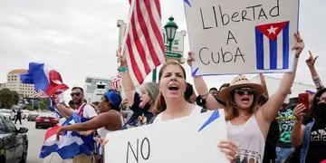 Exiliados cubanos se manifiestan en el restaurante Versailles en el barrio de La Pequeña Habana de Miami en apoyo a los manifestantes en Cuba. AP