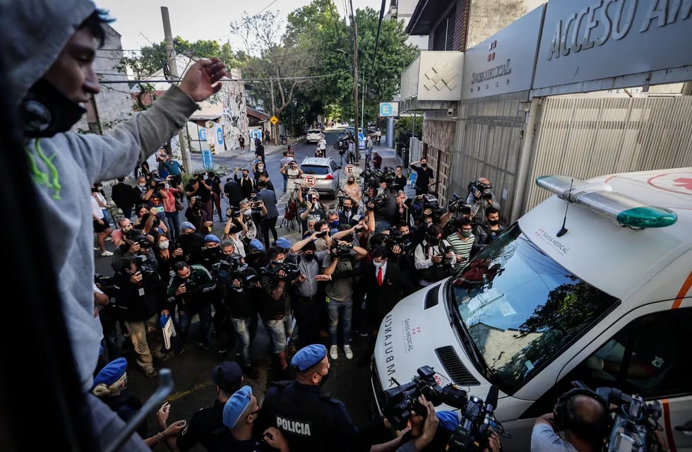 Momento exacto que la ambulancia salde de la Clínica Los Olivos y traslada a Diego Maradona. / Gentileza.