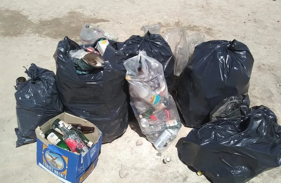 Personal de la municipalidad de Luján estuvo toda la mañana de este lunes levantando la basura