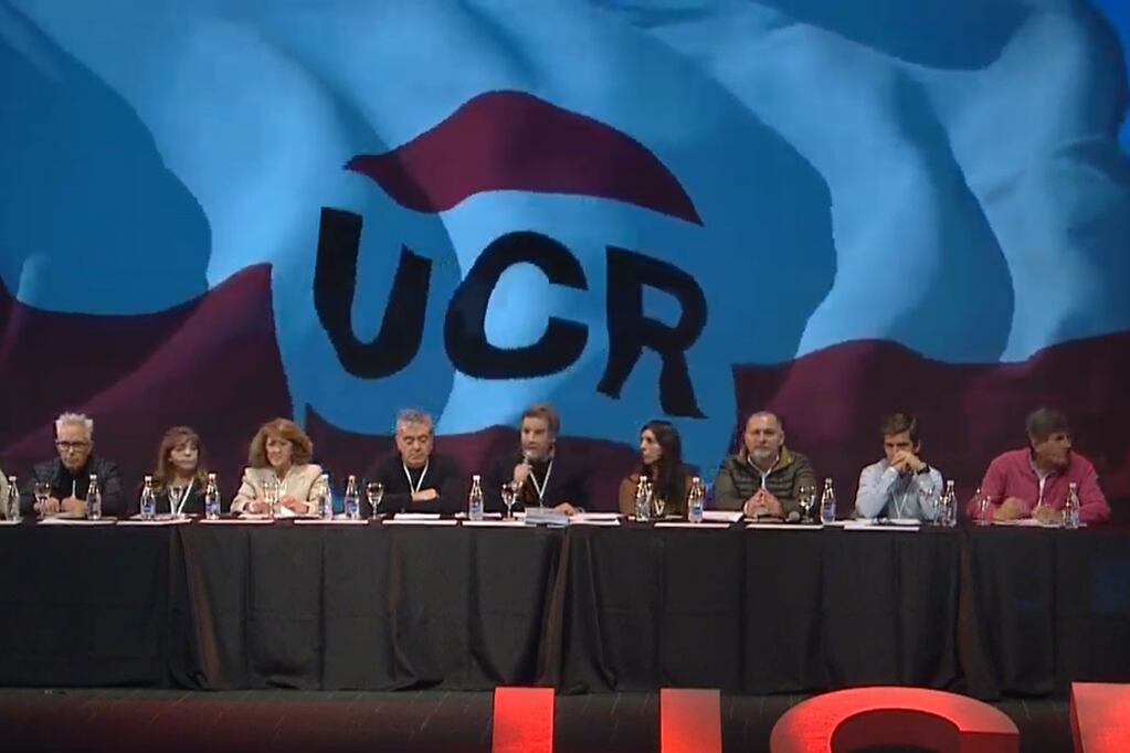 La Convención Nacional de la UCR reunida este viernes en La Plata renovó sus autoridades y el presidente de la Cámara de Diputados, Andrés Lombardi (penúltimo de derecha a izquierda) integrará la mesa.