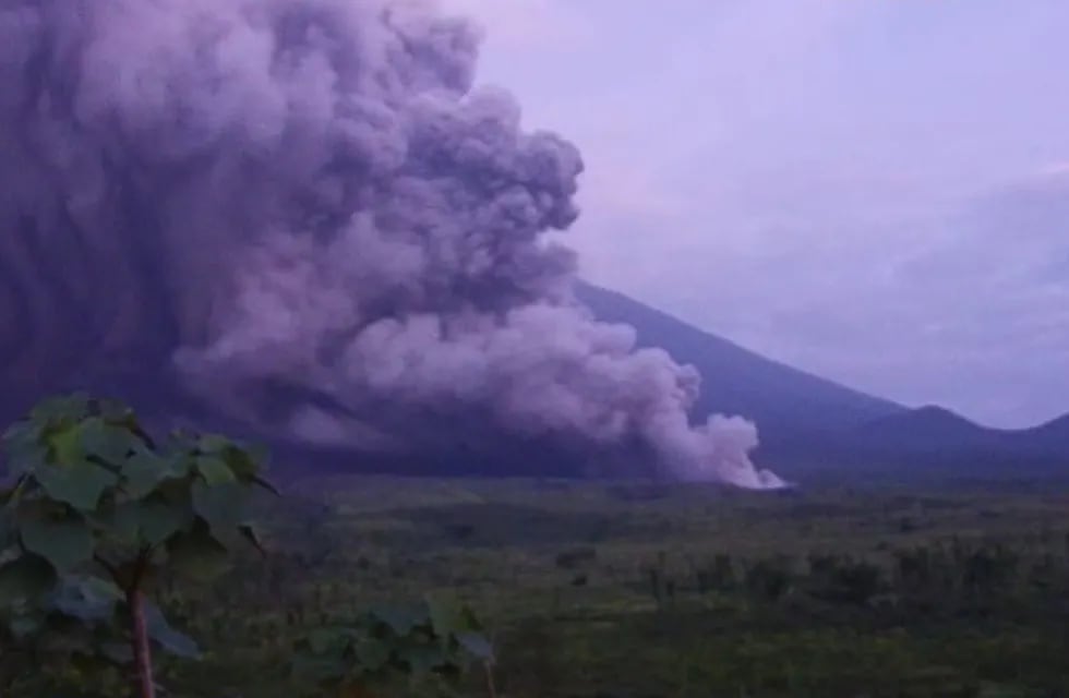 El volcán Monte Semeru en erupción. Foto: Twitter/@BNPB_Indonesia