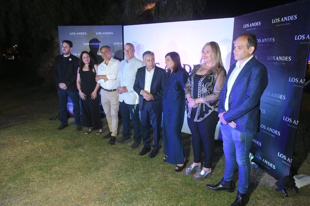 Los candidatos a legisladores nacionales y provinciales posaron juntos en la fiesta aniversario de diario Los Andes.
