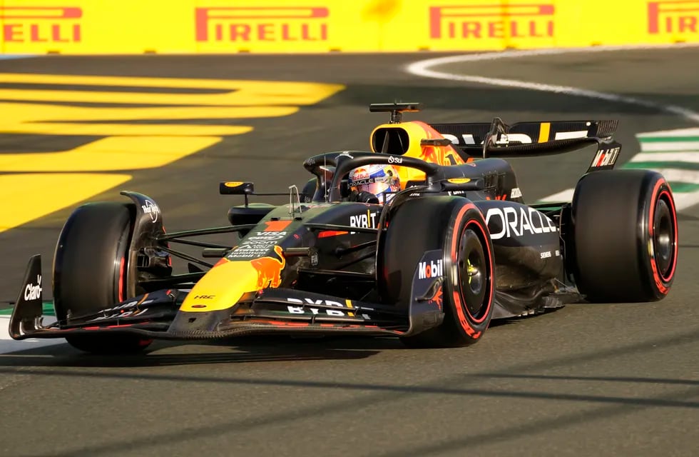 El piloto holandés de Red Bull Max Verstappen, con la pole position del Gran Premio de Arabia Saudí de la Fórmula Uno. (AP Foto/Darko Bandic)