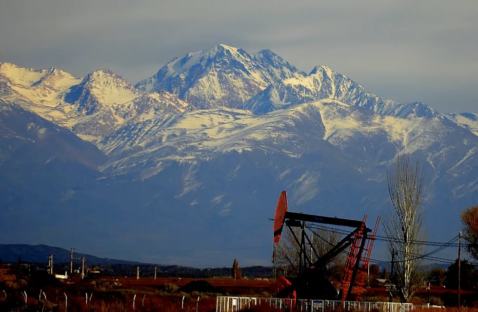 Unidad de bombeo de petróleo también conocida como cigüeña o guanaco. Foto: Marcelo Rolland / Los Andes.