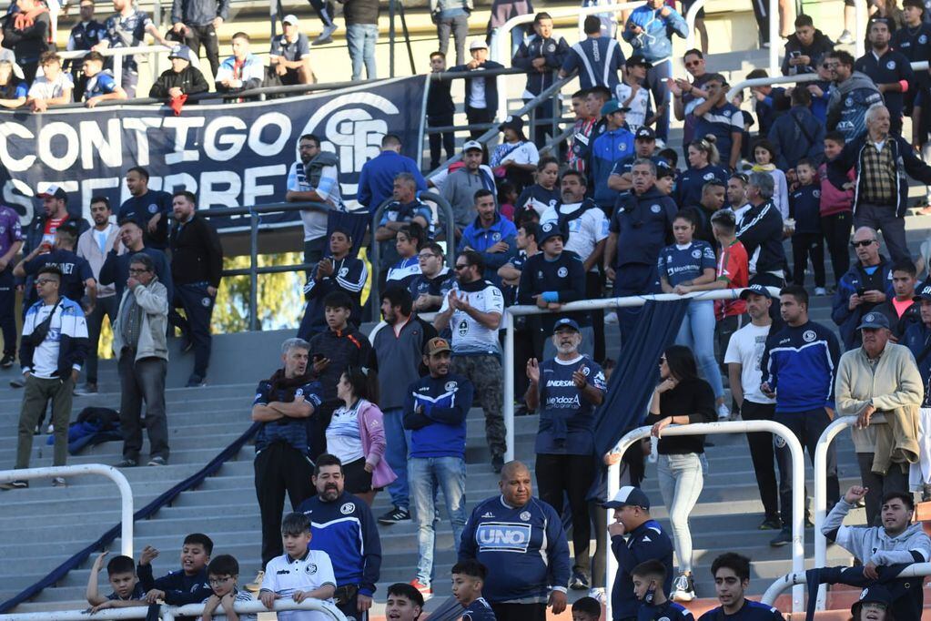 Se produjeron algunos incidentes con la barra de Independiente. El verdadero hincha Azul, respondió con creces. Fiel a su costumbre. / José Gutiérrez ( Los Andes).