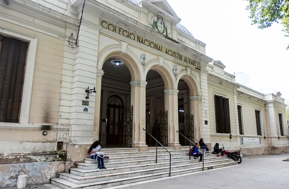 El Colegio Nacional Agustín Alvarez ocupa el edificio de calle Chile, enfrente de la plaza Independencia, desde 1910.