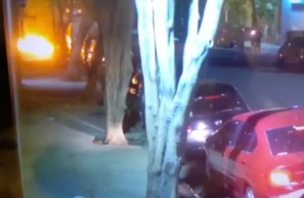 El ataque con bombas molotov a Clarín quedó grabado en las cámaras de seguridad
