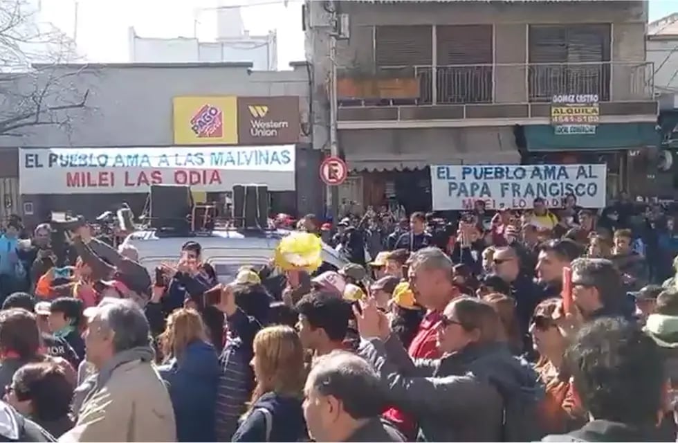 Peregrinación a Luján, en Liniers, Buenos Aires, lució con carteles en contra de Milei. Foto Captura: Facebook / Santuario San Cayetano Liniers