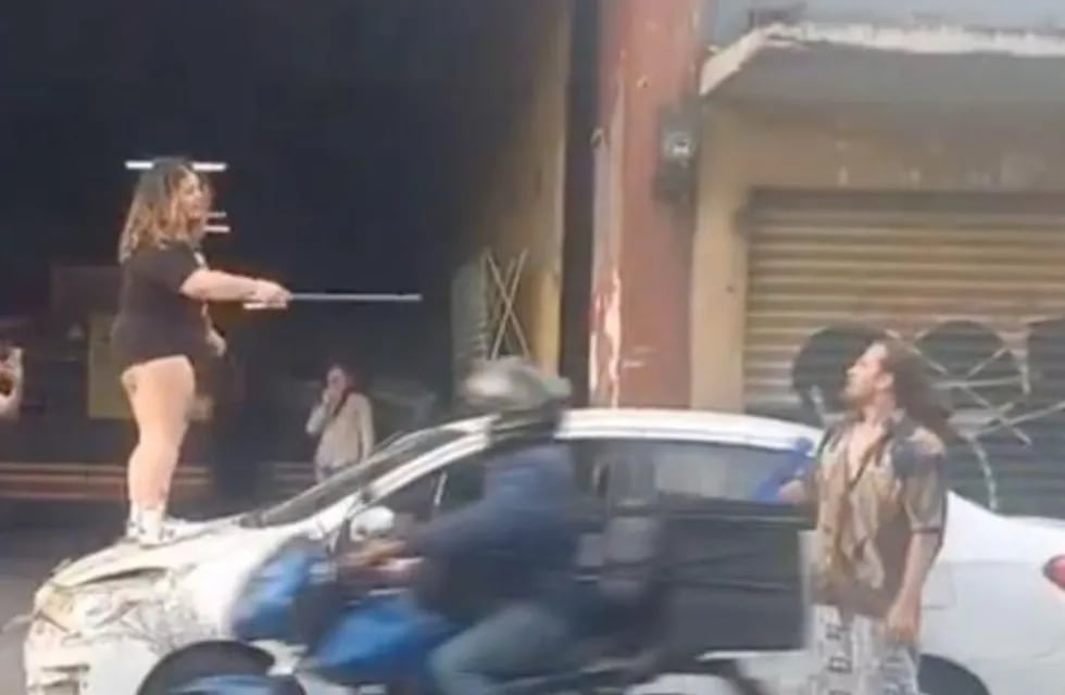 La mujer desató su ira sobre el vehículo de su pareja (captura)
