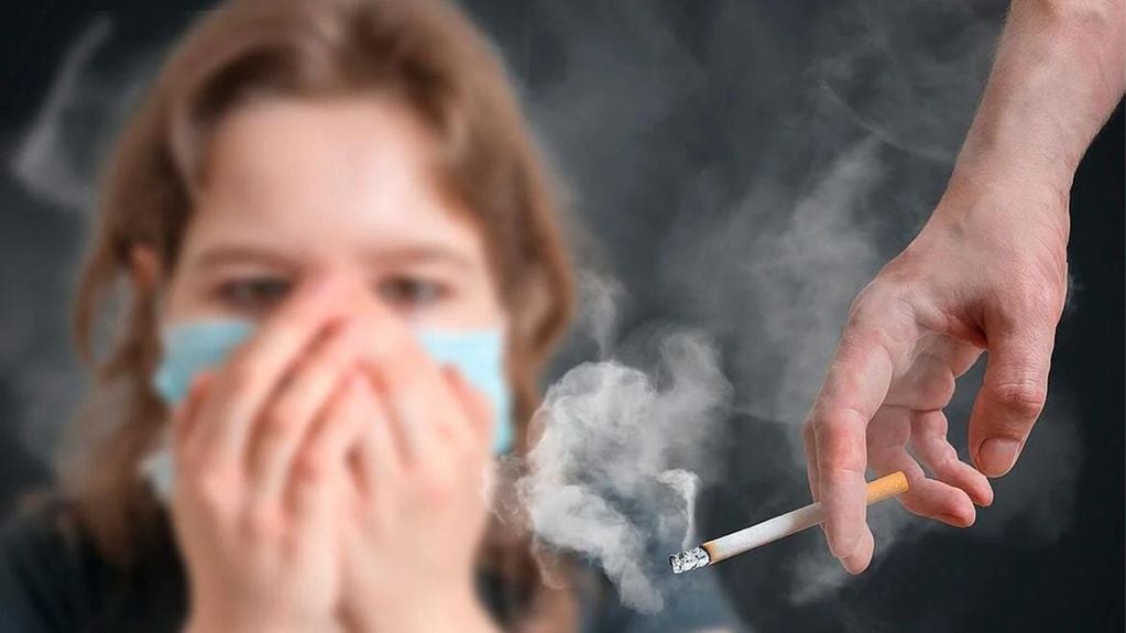 Un fumador pasivo expuesto al humo durante una hora, inhala una cantidad equivalente a 2 o 3 cigarrillos. Foto: Web.