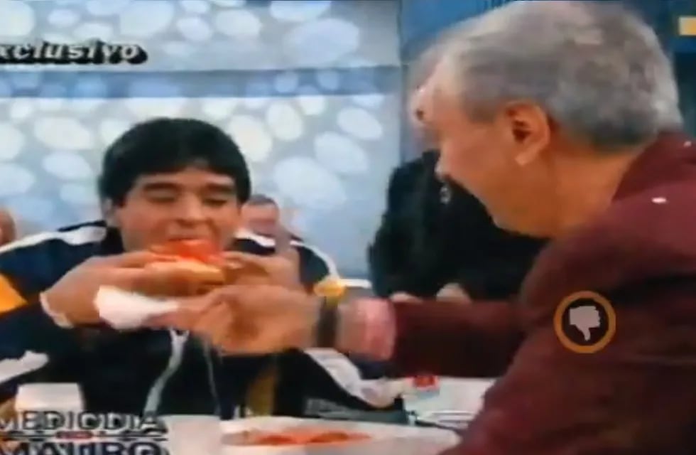 Diego Maradona comiendo pizza en el programa de Mauro Viale. (Foto: Captura)
