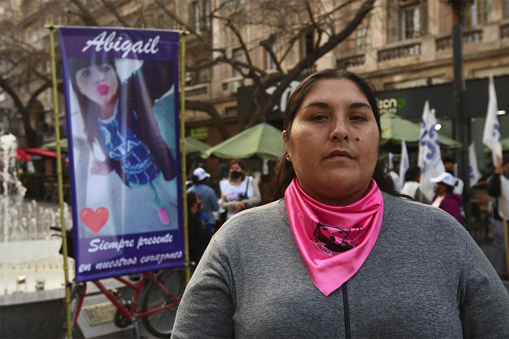 Verónica, la mamá de Abigail en una de las marchas por las calles del Centro, para pedir justicia. 
Foto: José Gutierrez/ Los Andes   

