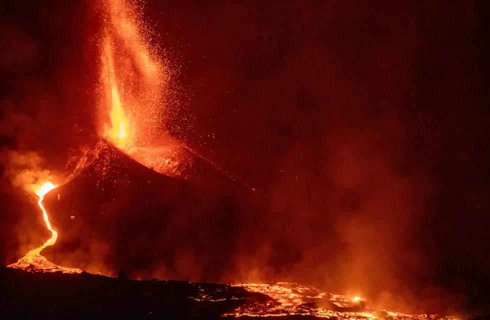La lava fluye del volcán de La Palma, que se activó hace casi una semana por primera vez en 50 años. (Foto / Europa Press)