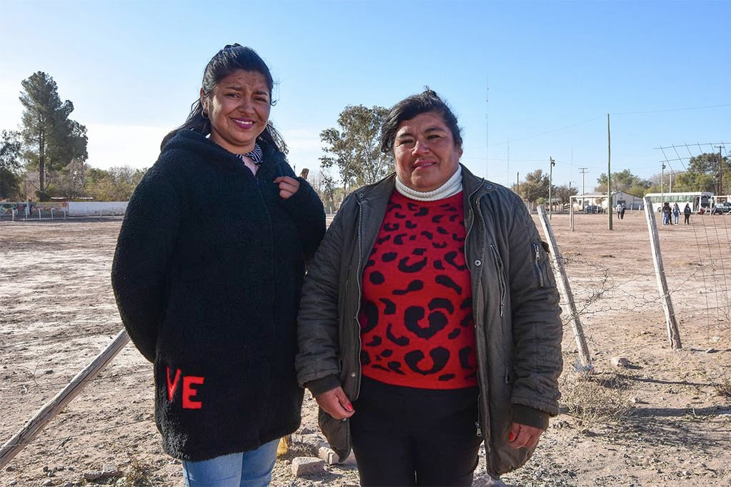 Yaquelina y Ramona pertenecen a la comunidad huarpe y se postularon para el programa de becas de la universidad. Foto: Mariana Villa / Los Andes