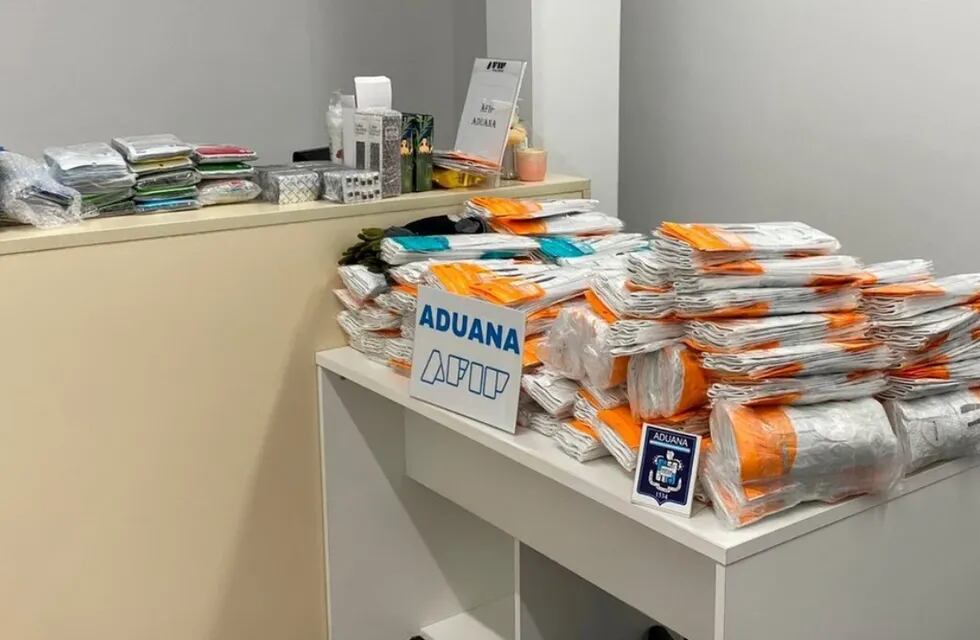 La Aduana retuvo 800 pares de guantes de golf en Aeroparque. Gentileza: Clarín.
