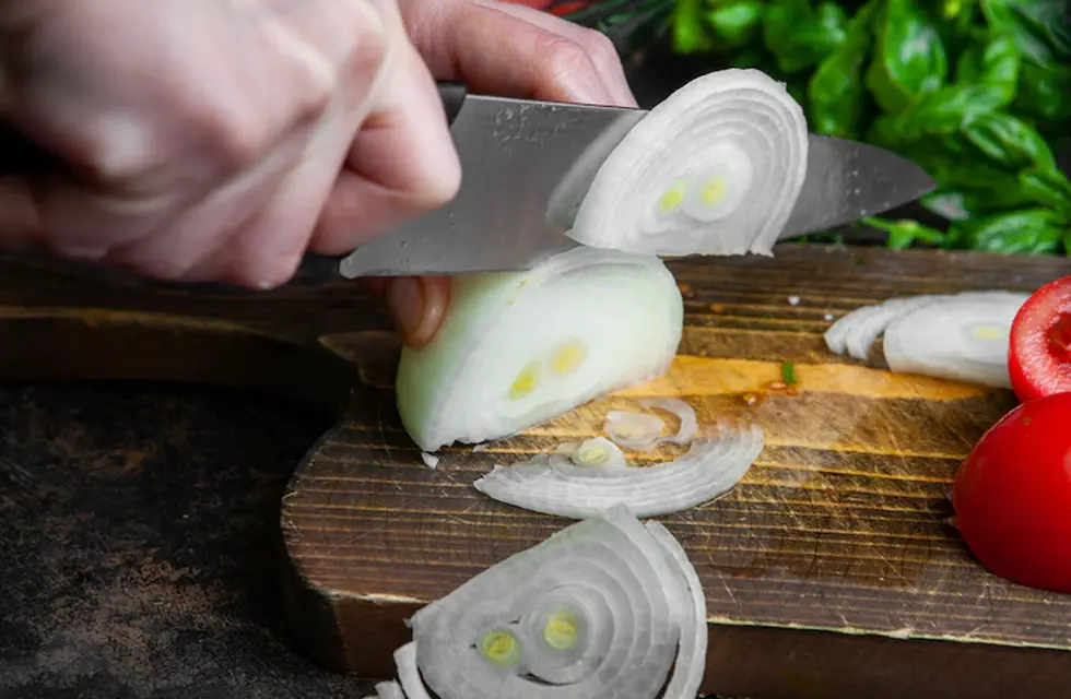 El truco para cortar cebolla sin llorar que se hizo viral