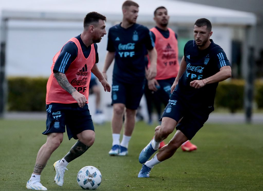 Messi en acción en la práctica de la selección argentina. (Fotobaires).