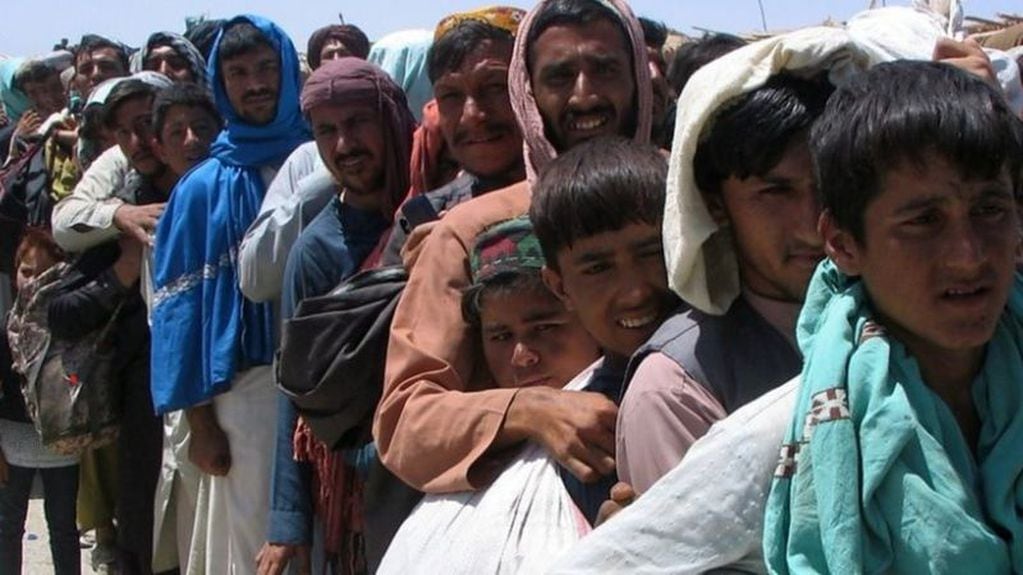 Muchos trataban de escapar de Kabul a pie por temor a represalias por parte de los combatientes talibanes y la incertidumbre frente a una potencial ola de violencia. Gentileza / BBC