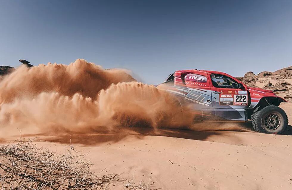 Lucio Álvarez marcha tercero entre los autos del Dakar 2022