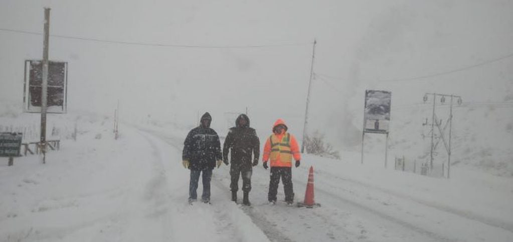 Cayó gran cantidad de nieve en Las Leñas e intensifican los trabajos para despejar el camino. / Foto: Prensa Gobierno de Mendoza