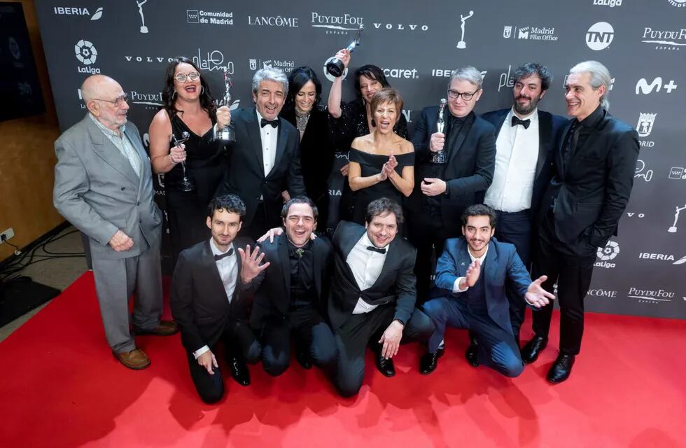 El elenco de "Argentina, 1985" celebrando el Premio Platino a Mejor película iberoamericana de ficción. Madrid, España (Foto: Alberto Ortega /Europa Press via AP)