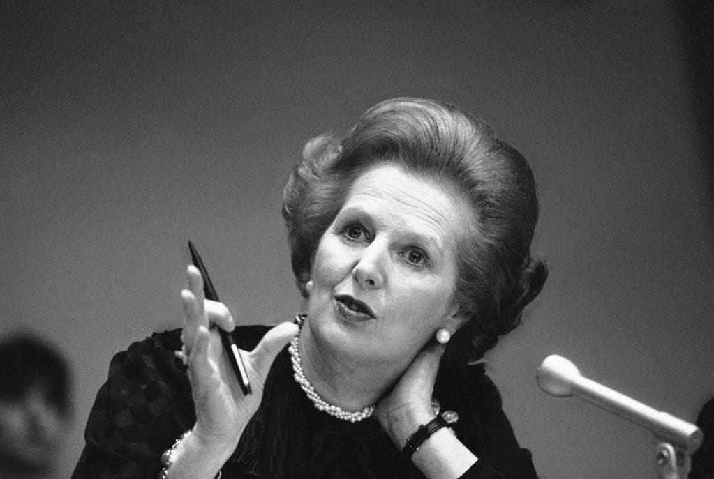 Margaret Thatcher en una conferencia de prensa, en junio de 1982, año de la Guerra de Malvinas