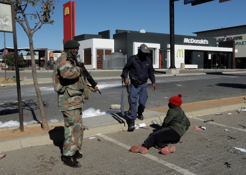 Una ola de violencia y saqueos dejó  72 muertos y más de 1.200 detenidos en Sudáfrica.