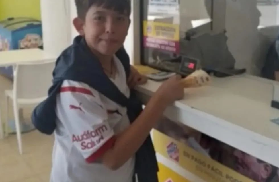 Pedro un pequeño hincha de 12 años, vendió sus únicos botines para cooperar con la causa. Gentileza: Clarín.