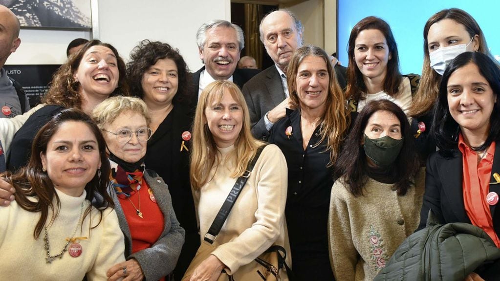 El jefe de Estado aseguró que “estará siempre ayudando” a las personas que padezcan enfermedades, al encabezar el acto en el Salón de las Mujeres Argentinas del Bicentenario de la Casa Rosada.