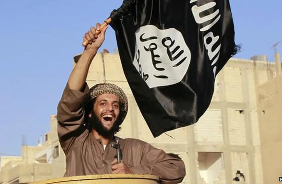 Un miliciano del Estado Islámico saluda en un desfile en Siria. Imagen de referencia.