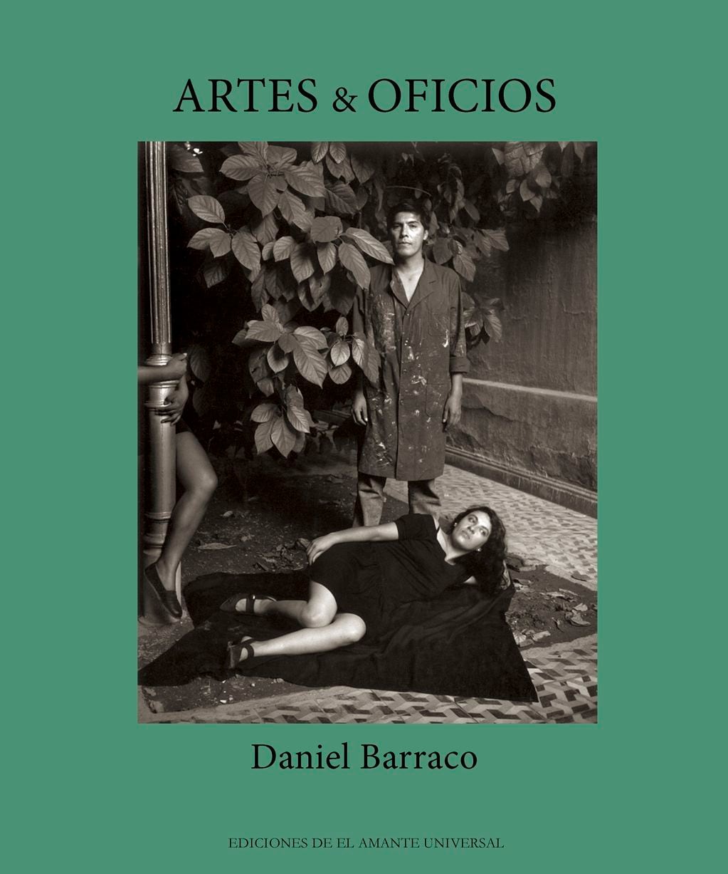 La tapa del libro de Daniel Barraco que indaga desde la fotografía, en la relación del arte y el trabajo.