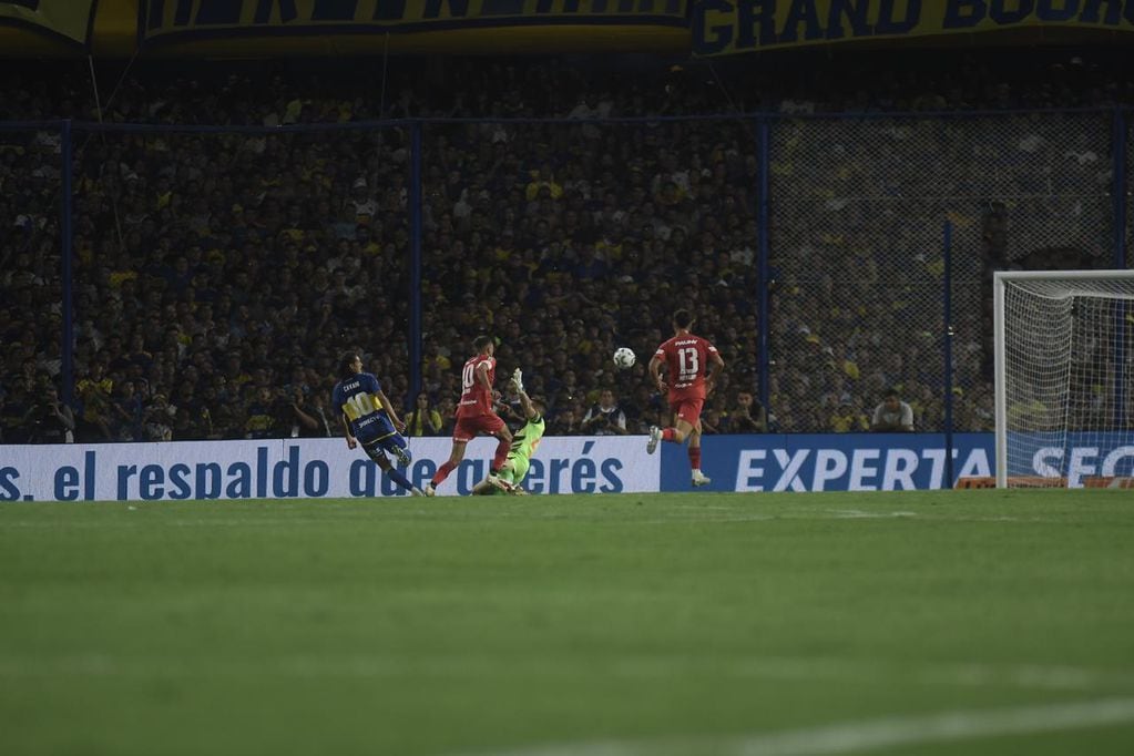 Belgrano sufrió la contundencia de Cavani ante Boca por la Copa de la Liga. (Federico López Claro)