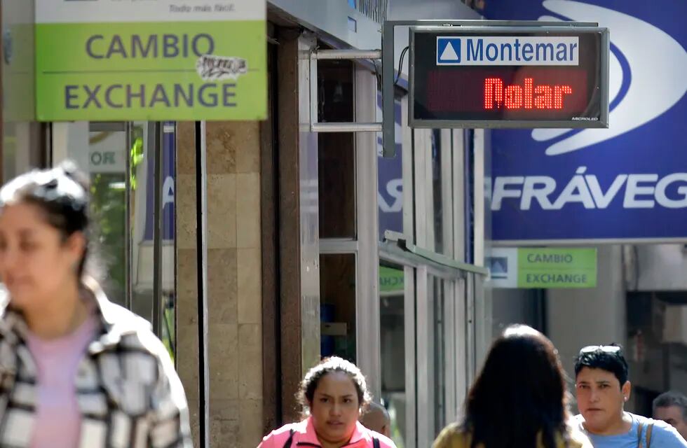 En las casas de cambio locales confirmaron la escasez de moneda chilena.

Foto : Orlando Pelichotti