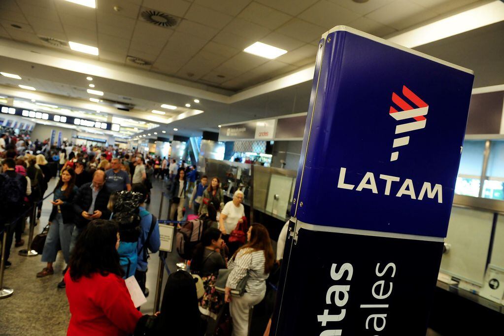 Latam admite que no puede repatriar a 10.000 pasajeros argentinos y reprograma más vuelos