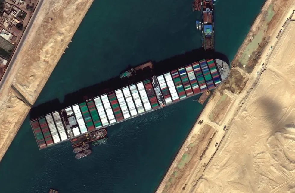 El carguero MV Ever Given, encallado en el Canal de Suez, Egipto. (Maxar Technologies)