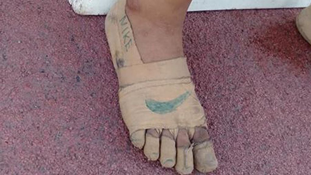 Improvisó unas zapatillas con unas vendas y le dibujó el logo de Nike.