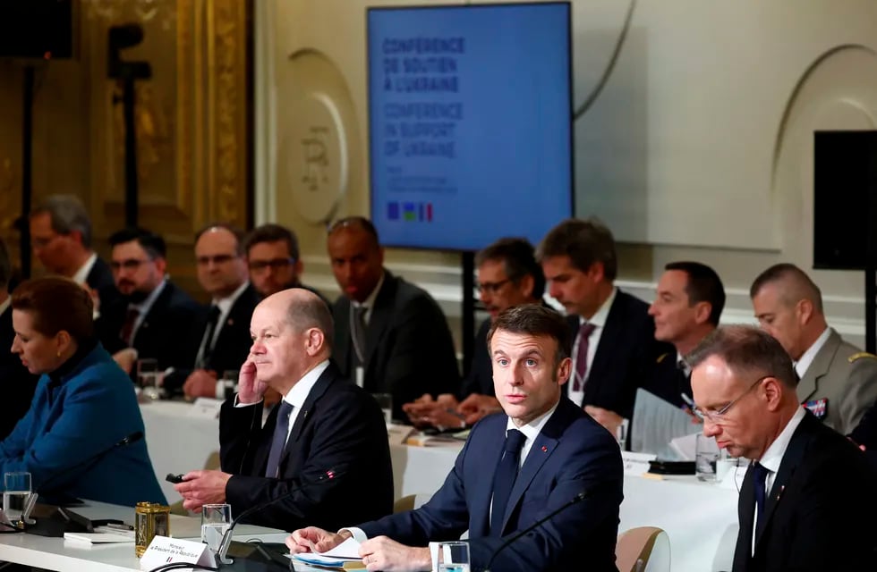 El presidente de Francia, Emmanuel Macron (centro, derecha), ofrece un discurso en el Palacio del Elíseo, En París, el 26 de febrero de 2024. (Gonzalo Fuentes/Pool vía AP)