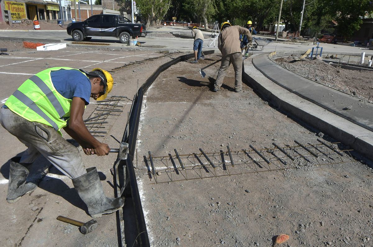 Empleados, obreros de la construcción trabajan en Guaymallén. Foto: Orlando Pelichotti
