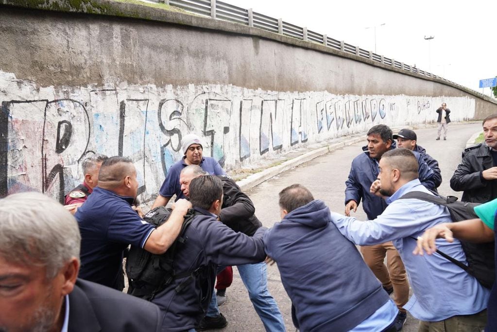 Así agredieron a Sergio Berni, ministro de Seguridad bonaerense, en la protesta por el colectivero asesinado. (Foto: Maxi Failla / Clarín)