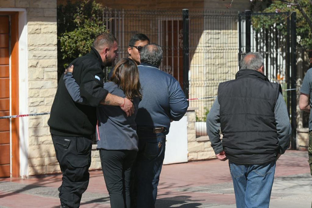 Familiares de Clemente Abraham Montaña llegaron hasta la casa donde se produjo el homicidio.  / Ignacio Blanco - Los Andes