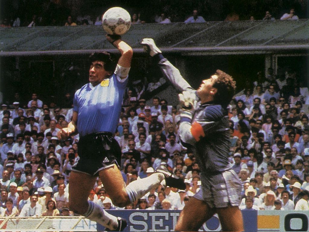 El gol con la mano que Diego Maradona le hizo a Peter Shilton, que nunca lo perdonó.