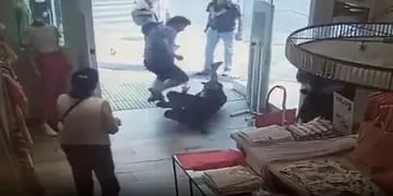 Un hombre pateó en el piso a una mujer policía en un local de ropa