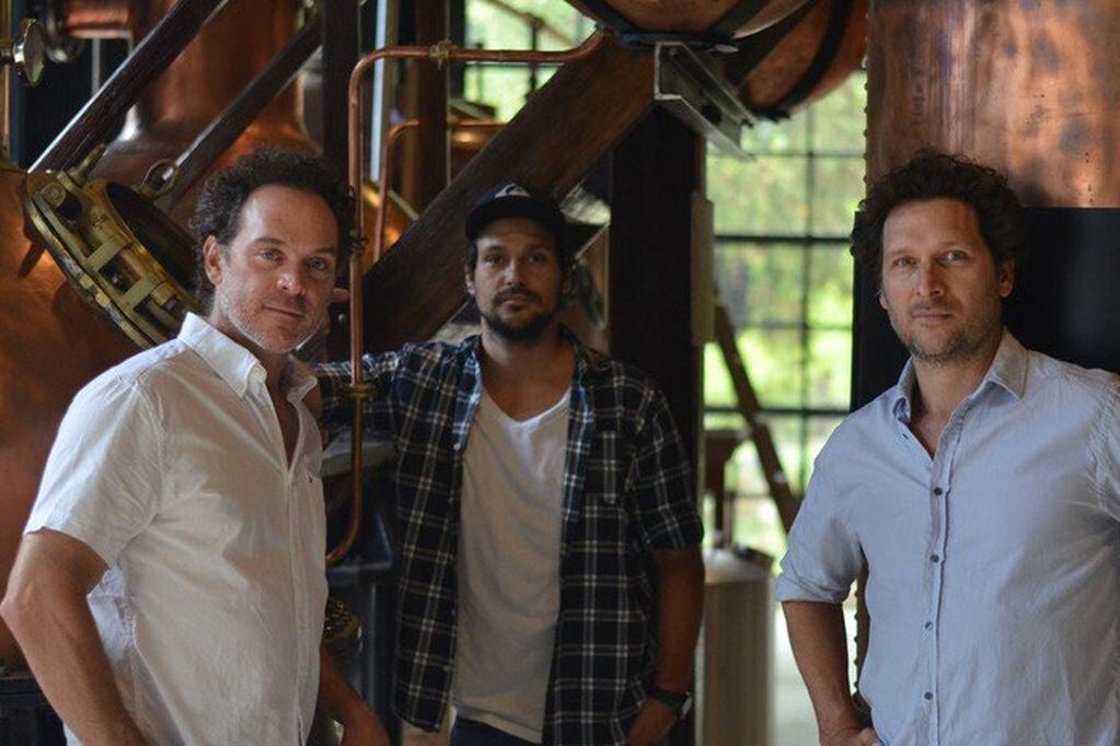 Gastón, Gabriel y Cristian Williams, los hermanos que buscan crear un whisky andino. - Gentileza