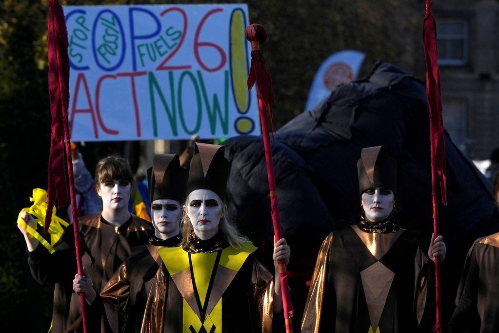 Protestas. Manifestaciones se reiteraron en Glasgow, adonde funcionarios de unos 200 países debaten sobre el calentamiento. (AP)