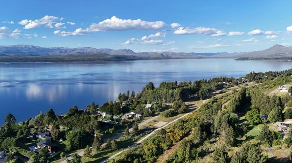 Otra vista de la zona este de Bariloche con el Lago Nahuel Huapi de fondo. Foto: Infobae